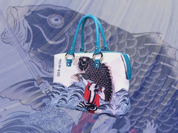 Fight a Giant Carp (巨大な鯉と闘う), a Ukiyo-e masterpiece by Utagawa Toyokuni I (歌川豊国), showcased in detail on high-end handbag via video.